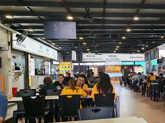 Lunchtime at Great Food Emporium, with the Chinese cuisine and laksa stalls behind