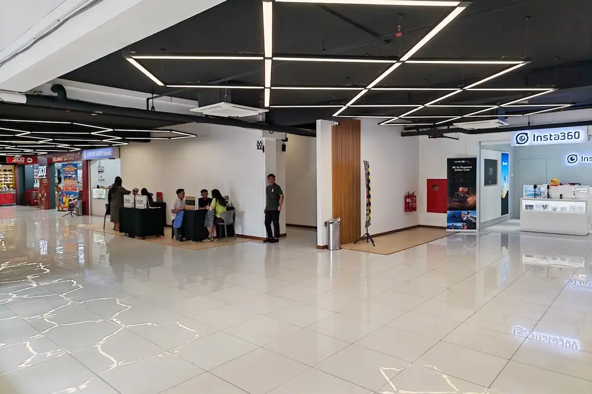 Open floor space beside the shops on a bright Wisma Wan corridor